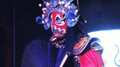 變臉扯下來放哪了，放在他的衣服的披風后面