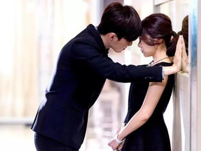 壁咚強吻女生的步驟,把女生困住之后微微彎下腰