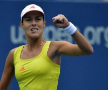 女運動員的尷尬瞬間，何雯娜衣服下面鼓鼓囊囊的