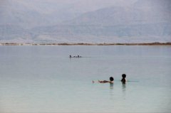 不會(huì)游泳的人在死海會(huì)被淹死對(duì)不對(duì)，死海淹死人過人嗎