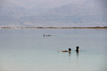 不會游泳的人在死海會被淹死對不對，死海淹死人過人嗎