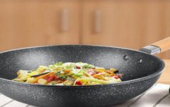 麥飯石鍋被刮了一道道有毒嗎，麥石鍋涂層破了有毒嗎