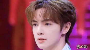 歐陽娜娜的熒屏初吻給了誰，官鴻熒屏初吻給了誰