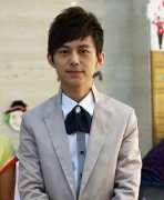 何炅身價多少億,保守估計有5個億以上