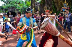 傣族的風(fēng)俗和節(jié)日,浴佛節(jié)要用清水為佛洗塵