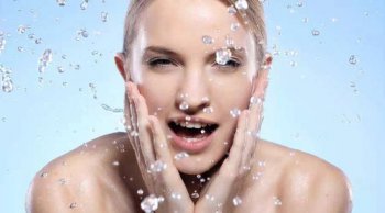 八角蟲蟄了怎么處理,立即用透明膠布反復(fù)撕揭受傷處皮膚