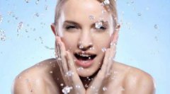 八角蟲蟄了怎么處理，立即用透明膠布反復(fù)撕揭受傷處皮膚