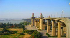 南京長江大橋長多少米，全長6788.55米寬14米