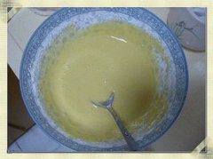 壓力鍋做蛋糕的方法，先將蛋黃與蛋清分離蛋黃千萬別扔