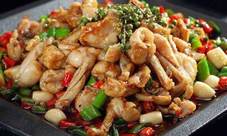 跳跳蛙的做法，牛蛙宰殺去皮及內(nèi)臟一剖二沖洗干凈