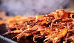 適合一個(gè)人賣的小吃攤，煎餅果子、鐵板魷魚、四川涼粉