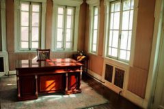 西北角臥室適合誰住，不適合居住的因為西北角陰云密布