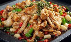 跳跳蛙的做法，牛蛙宰殺去皮及內(nèi)臟一剖二沖洗干凈