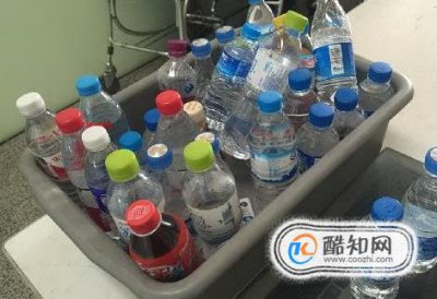 坐飛機時托運液體有哪些限制，坐飛機托運行李怎么收費