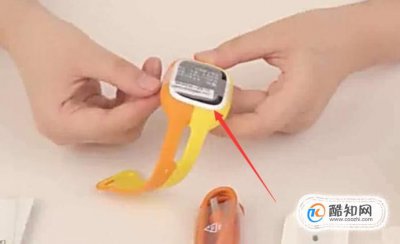 小天才電話手表怎么安裝、更換電話卡,小天才z5裝卡步驟