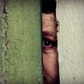 隔著門縫看人歇后語的下一句是什么,門縫看人歇后語下一句