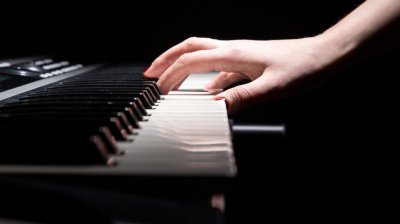 鋼琴延音踏板什么時候踩，鋼琴踏板是先彈后踩嗎