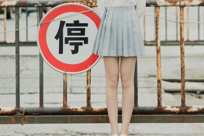 少女穿短裙坐公車被直接進入的人看到，學姐穿短裙露出安全褲