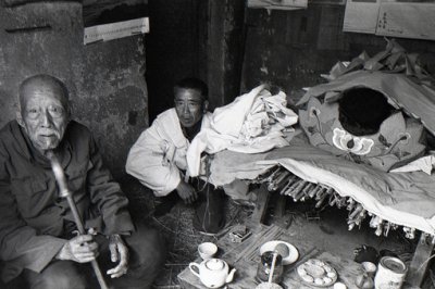 我國從古至今親人逝世后守靈時為何要插三根香，中國從古至今共有多少人