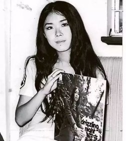 關菊英嫁富婆周偉利結婚激吻照