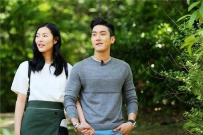 劉雯去看當兵的崔始源