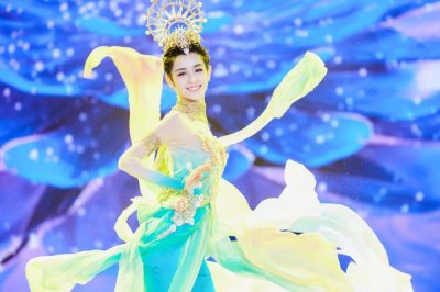 哈妮克孜個(gè)人資料哪個(gè)學(xué)校畢業(yè)的背景很強(qiáng)嗎