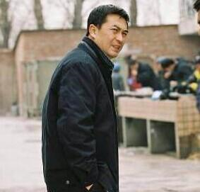 張嘉譯為什么走路駝背一步三晃原因