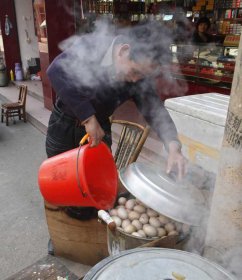 童子尿煮雞蛋是哪里的風(fēng)俗,這么惡心的雞蛋吃了有什么好處