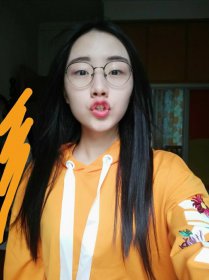 郭沁為什么坐在椅子上唱歌,腿受傷了要人扶著和周深合唱大魚