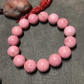 薔薇輝石的功效與作用能辟邪，心理陰暗的人不能亂戴