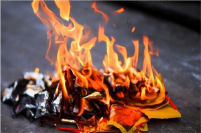 寫活人名字燒紙會(huì)怎樣，僅僅發(fā)泄了自己心中的怨恨