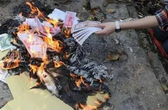 來月經燒紙錢對誰不好 經期參加白事破解方法