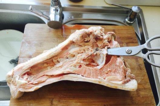 豬驚骨在豬頭哪個(gè)部位,為什么會(huì)辟邪卻不能戴