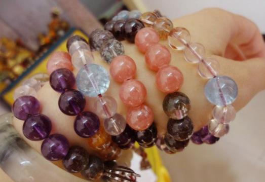 女生佩戴水晶的禁忌 真的可以轉(zhuǎn)運(yùn)嗎 粉色水晶哪些人不能戴