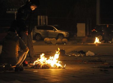 十字路口燒紙晚上幾點，一般是在晚上的八點到十點