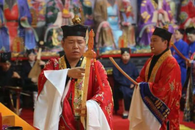 人撞邪了看中指，可以找道士用符咒化解