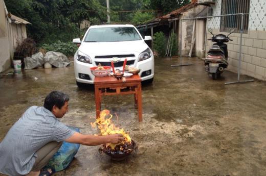 祭車都有什么講究，車頭要朝向財神的位置