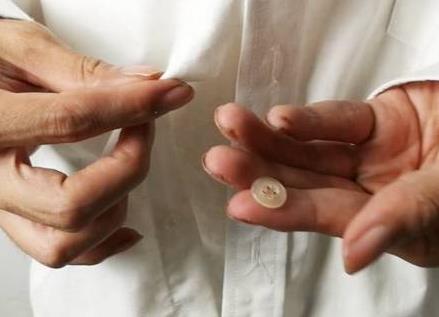 掉扣子的迷信說法，衣服殘缺寓意破財