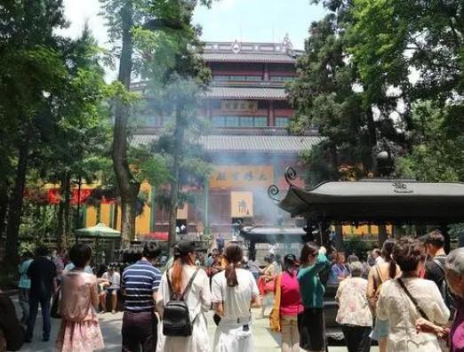 去靈隱寺女生注意什么，不要噴撒太濃的香水