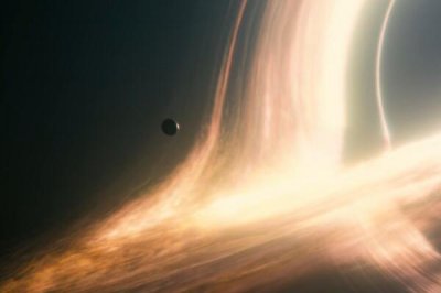 二名宇航員被吸入黑洞，時空穿梭到古代又被甩出回到原本世界