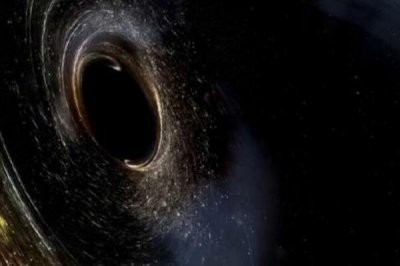 二名宇航員被吸入黑洞，時空穿梭到古代又被甩出回到原本世界