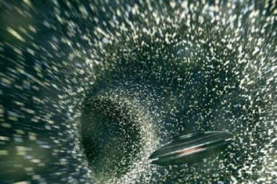 二名宇航員被吸入黑洞，時空穿梭到古代又被甩出回到原本世界