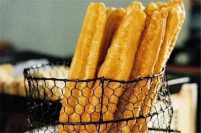 怎樣在家炸油條炸得好吃:炸的時候加點泡打粉(蓬松脆軟)