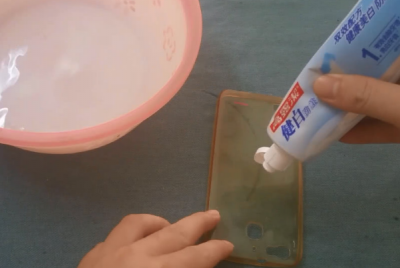手機殼發黃怎么辦：醫用酒精擦拭可去污變白(白醋浸泡變白)