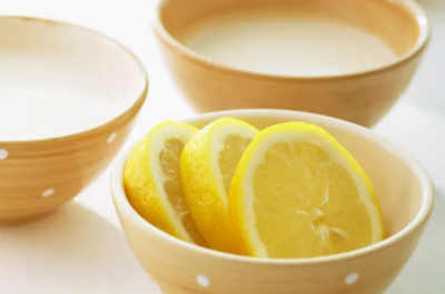 牛奶和檸檬放一起會怎樣:會結塊(形成了白色沉淀物)