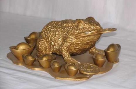 金蟾怎么擺放招財，不能正對魚缸（避開佛像）