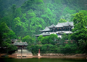 白素貞是在四川的青城山嗎