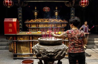 夢見燒香拜佛被香燙到手了