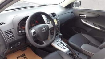 豐田卡羅拉鑰匙鎖車里怎么辦