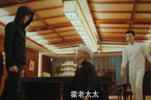 霍仙姑為什么跪張起靈，為了報答他的救命之恩而下跪